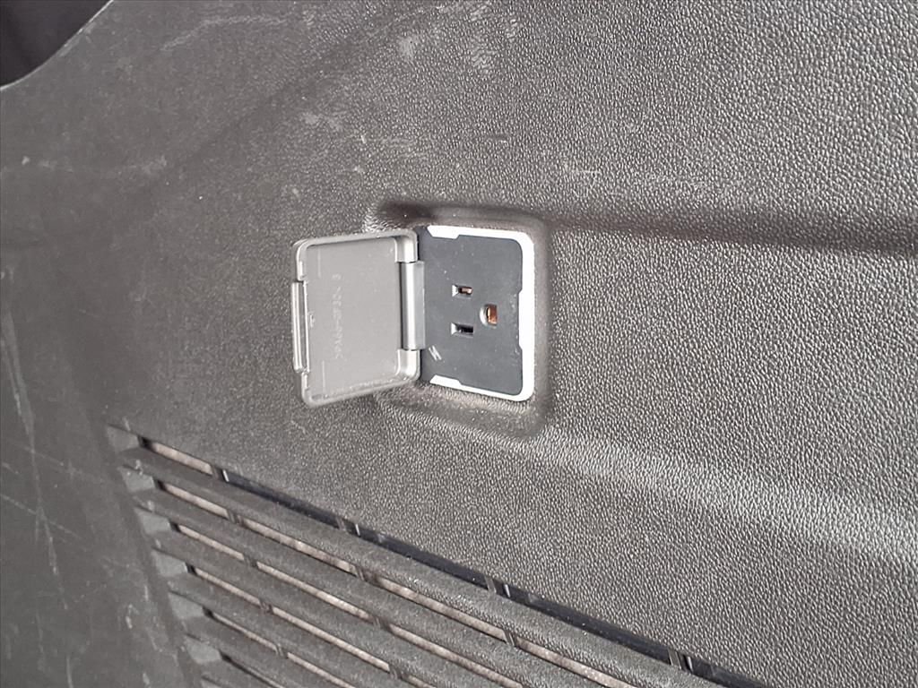 Used 2024 GMC Yukon XL SLE image 21