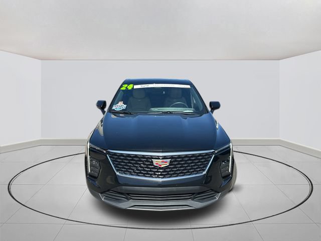 Certified 2024 Cadillac XT4 Luxury w/ Cold Weather Package FWD image 2