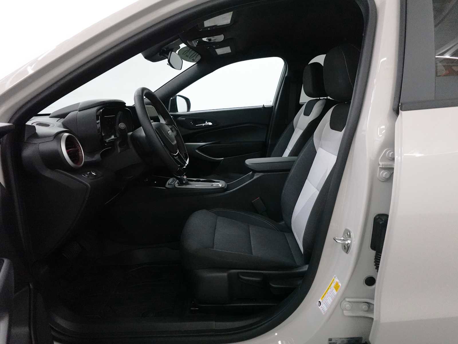 Used 2026 Chevrolet Trax RS FWD image 12