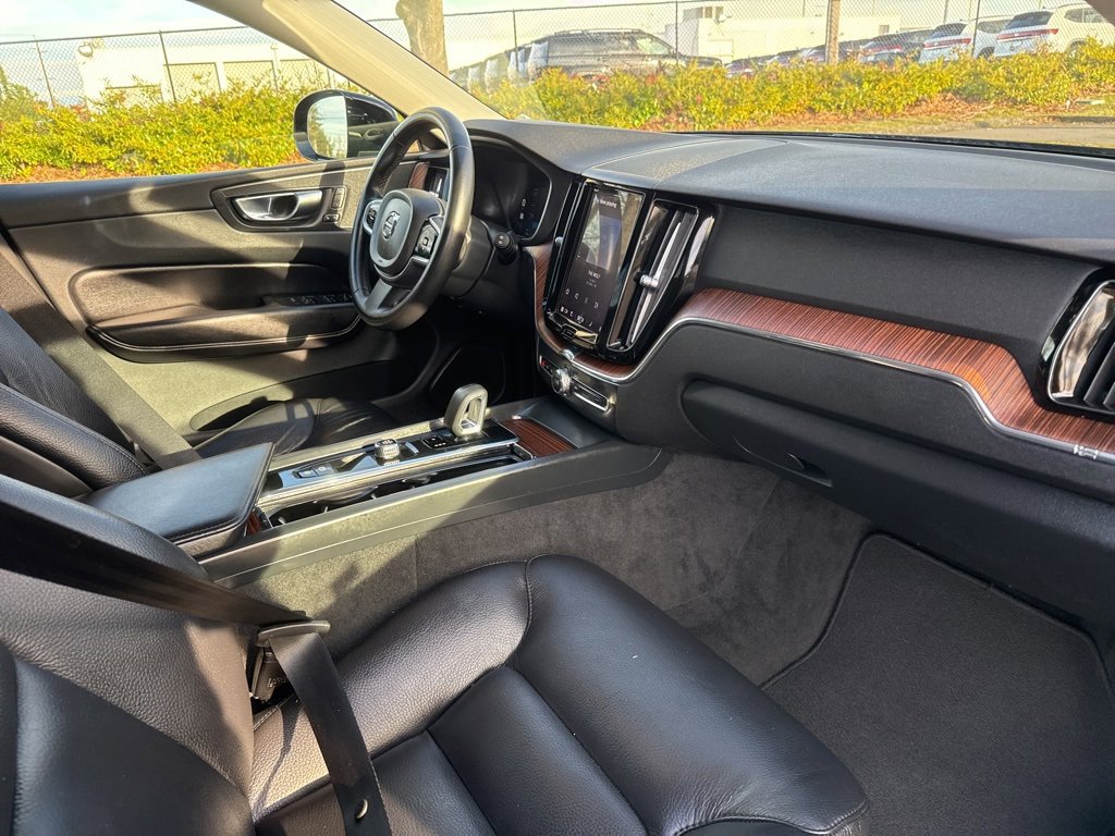 Used 2023 Volvo XC60 B5 Plus image 29