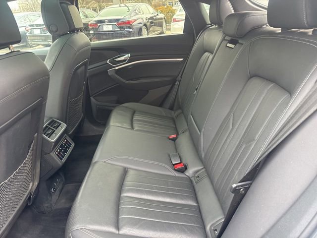 Used 2023 Audi e-tron Premium Plus w/ Premium Plus Package image 33