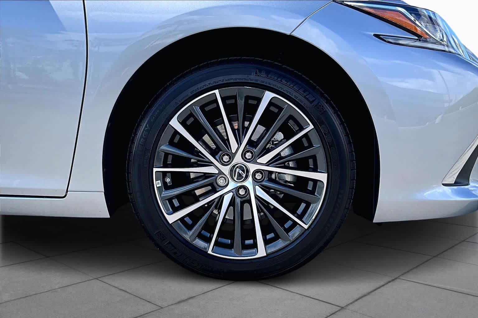 Certified 2025 Lexus ES 300h w/ Premium Package image 10