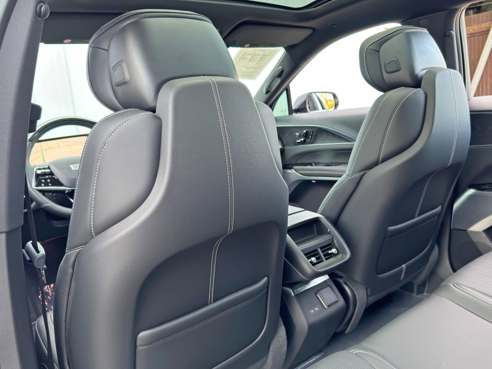 Used 2025 Cadillac Lyriq Luxury image 37