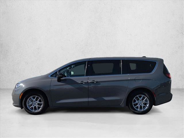 Used 2025 Chrysler Pacifica Select image 9