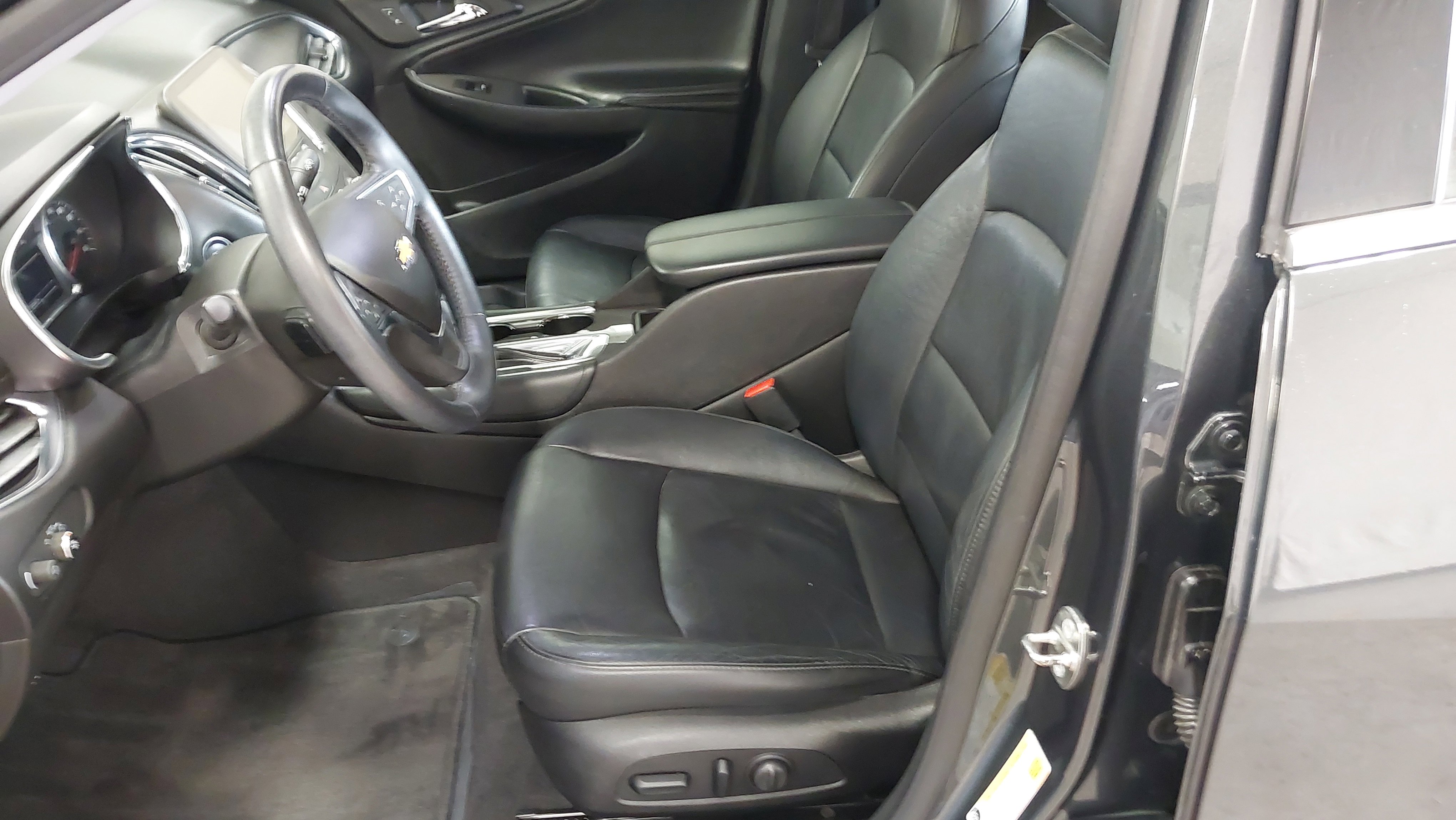 Used 2017 Chevrolet Malibu LT w/ Leather Package image 22