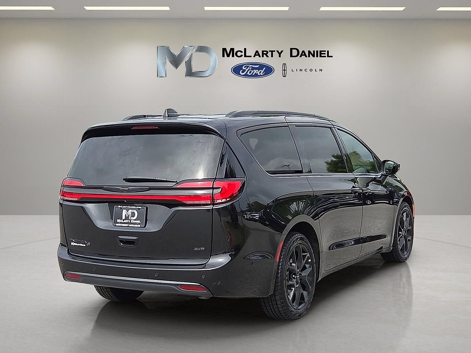Used 2023 Chrysler Pacifica Touring-L w/ Uconnect Theater Family Group AWD/4WD image 5