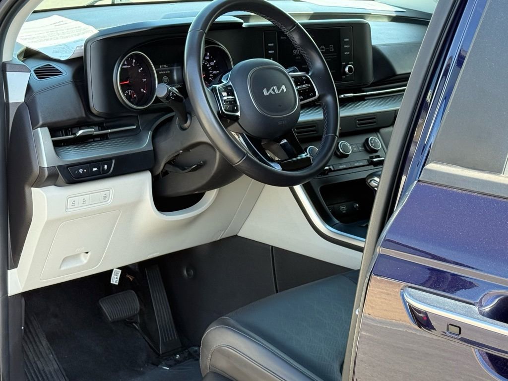 Used 2023 Kia Carnival LX image 7