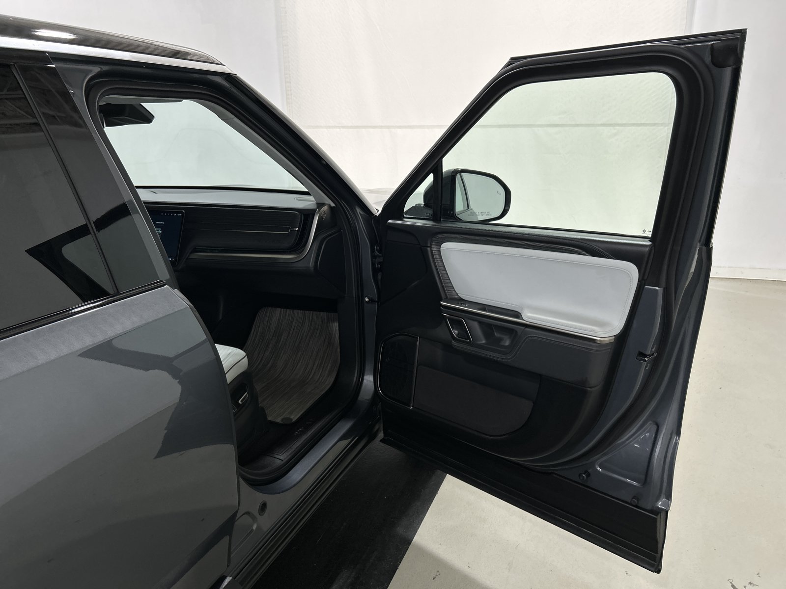 Used 2024 Rivian R1S Adventure AWD/4WD image 18