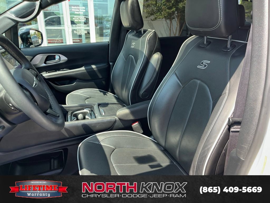 Used 2025 Chrysler Pacifica Limited FWD image 4