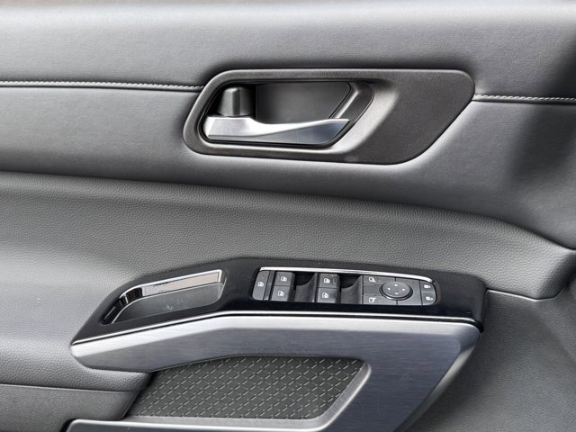 Used 2023 Nissan Pathfinder SL w/ Black Appearance Package image 9