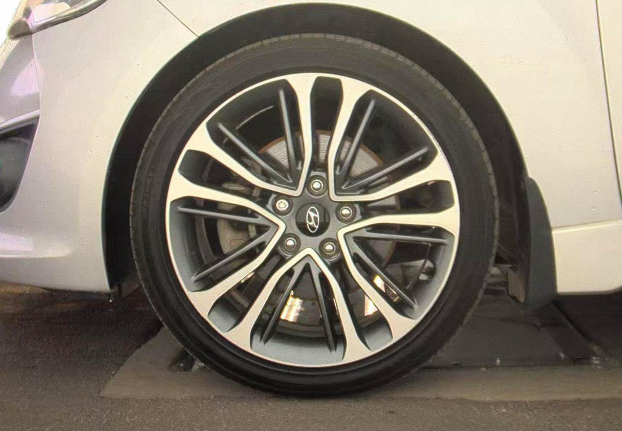 Used 2016 Hyundai Veloster Turbo w/ Option Group 04 FWD image 7