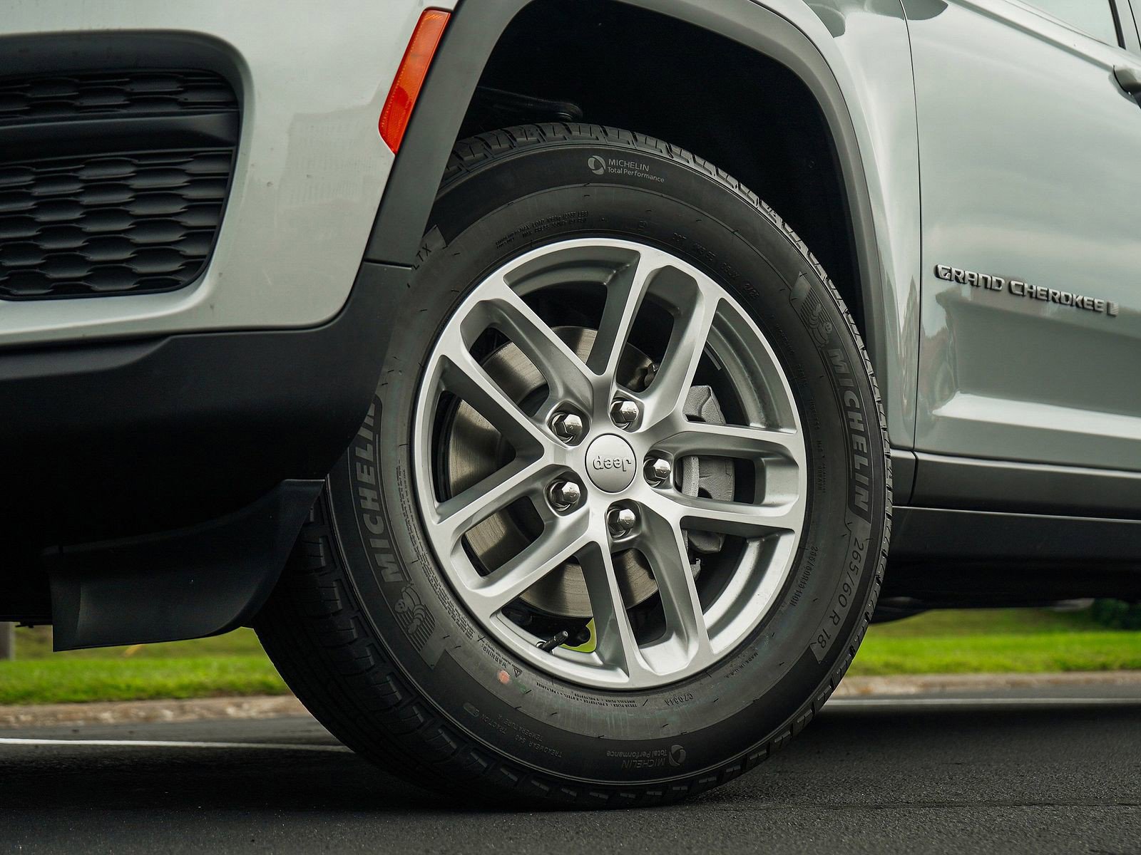 New 2025 Jeep Grand Cherokee Laredo X w/ Luxury Tech Group I image 5