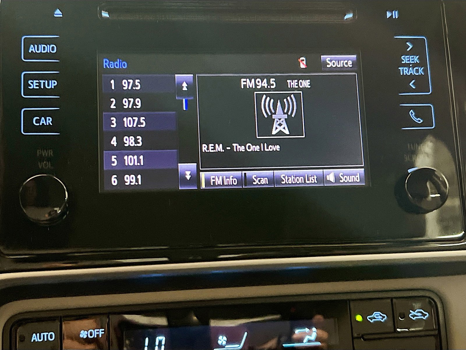 Used 2019 Toyota Corolla LE w/ Carpet Mat Package (TMS) FWD image 10