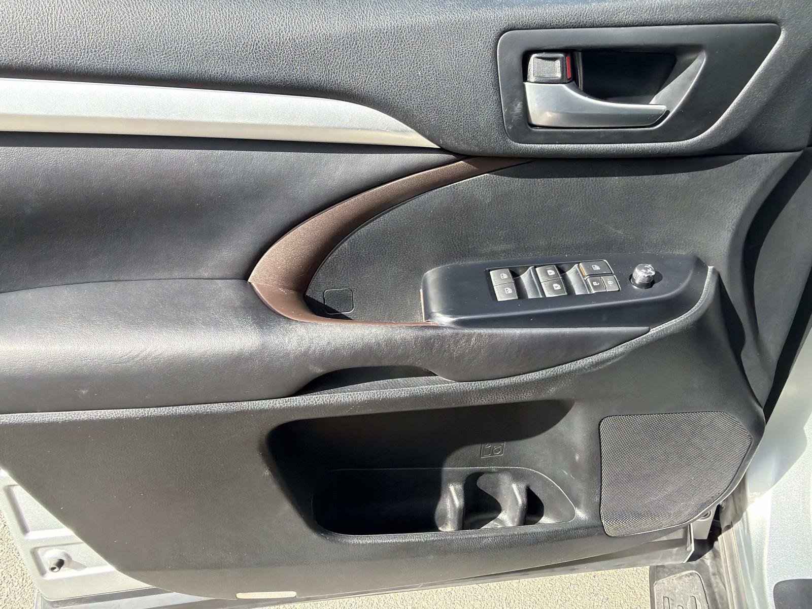 Used 2017 Toyota Highlander XLE w/ Carpet Mat Package AWD/4WD image 13
