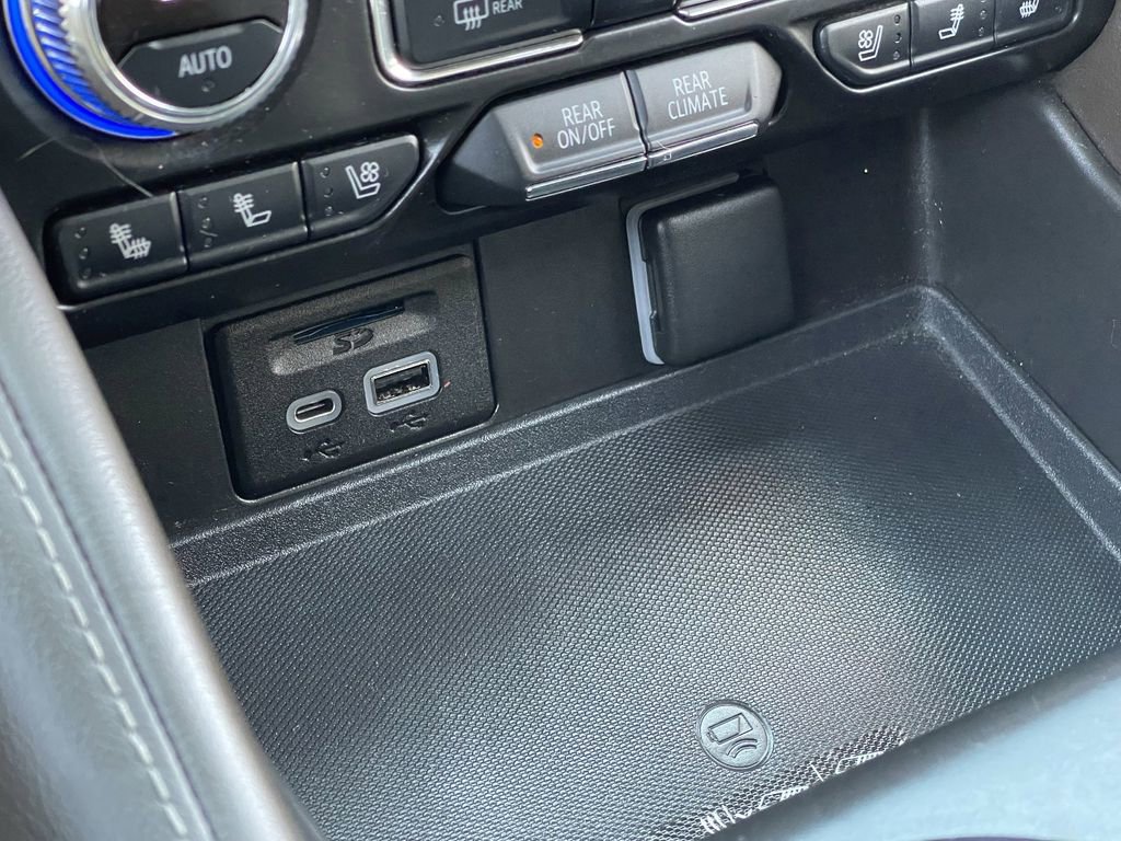 Used 2021 GMC Yukon XL SLT w/ SLT Luxury Package image 28