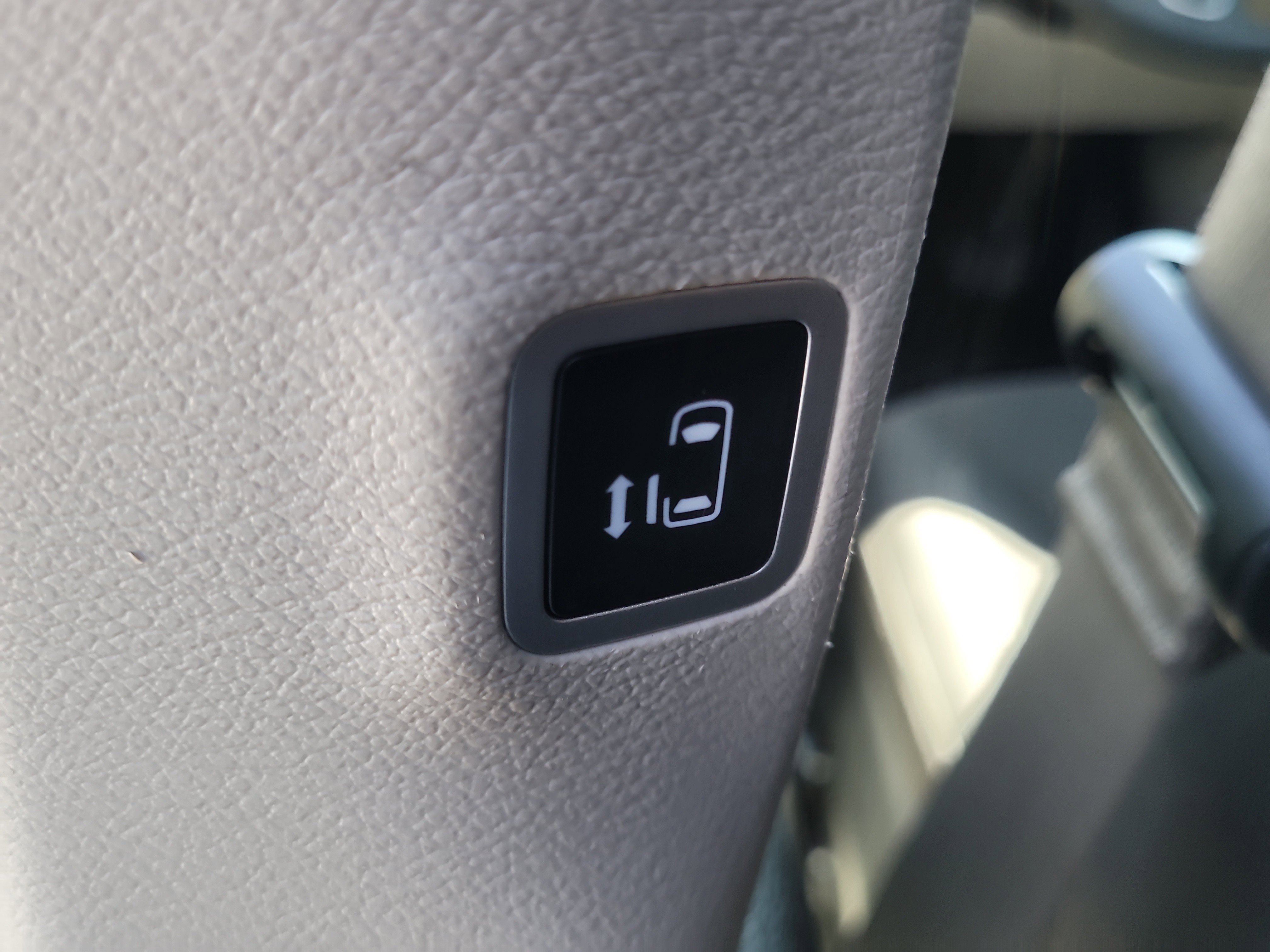 Used 2022 Chrysler Voyager LX image 13