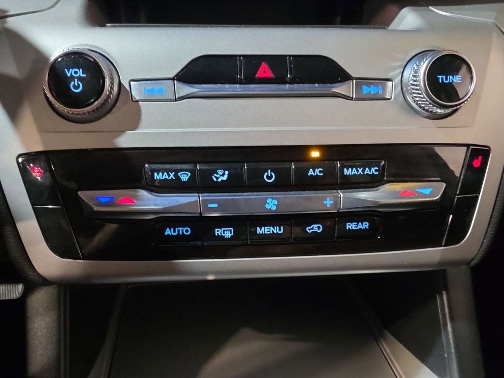 Used 2022 Ford Explorer XLT AWD/4WD image 16