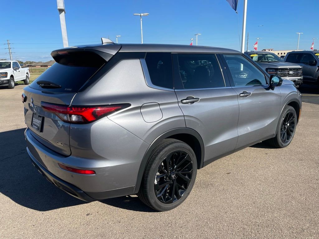 Used 2023 Mitsubishi Outlander SE Black Edition image 4