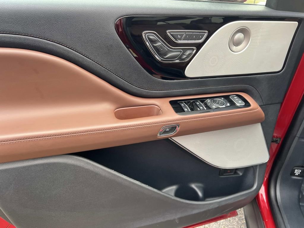 Used 2025 Lincoln Aviator Reserve w/ Equipment Group 201A image 12