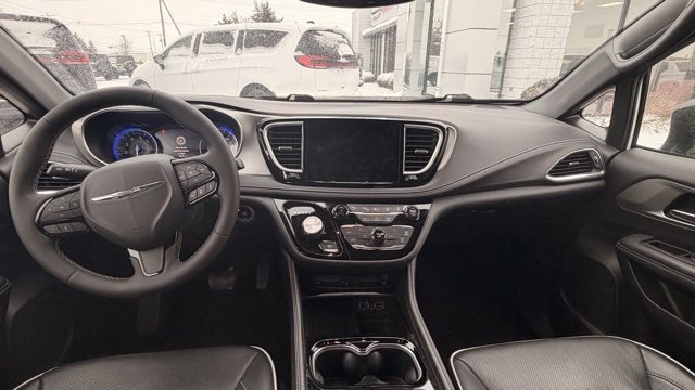 Used 2023 Chrysler Pacifica Limited w/ Uconnect Theater Family Group image 16