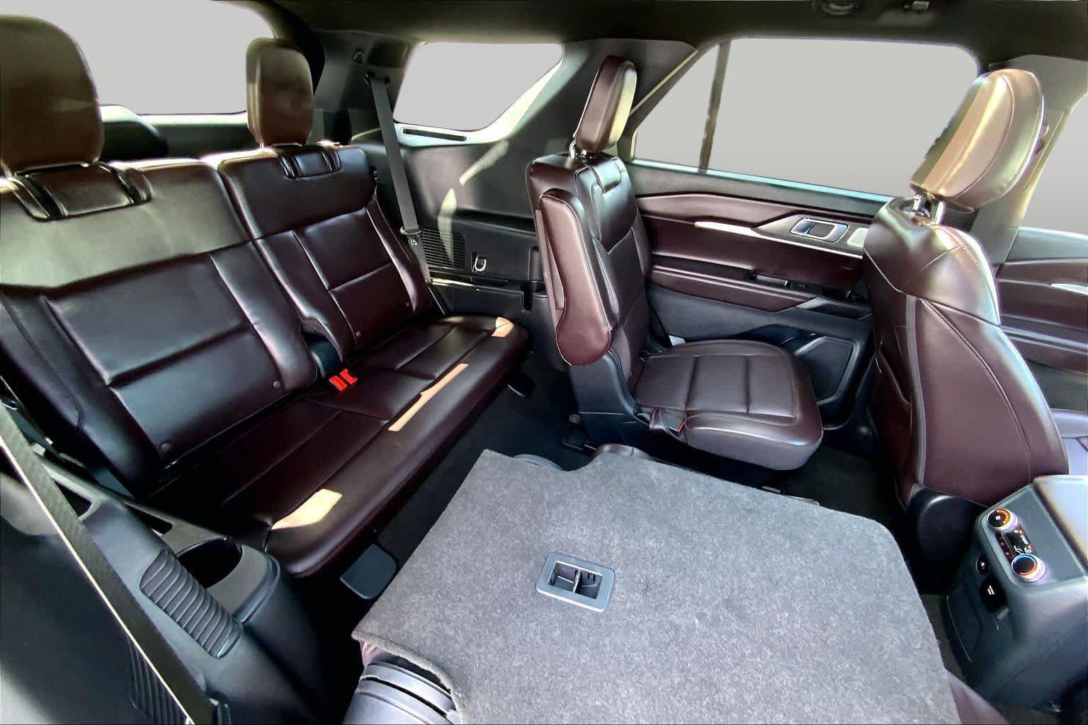 Certified 2025 Ford Explorer Platinum RWD image 18