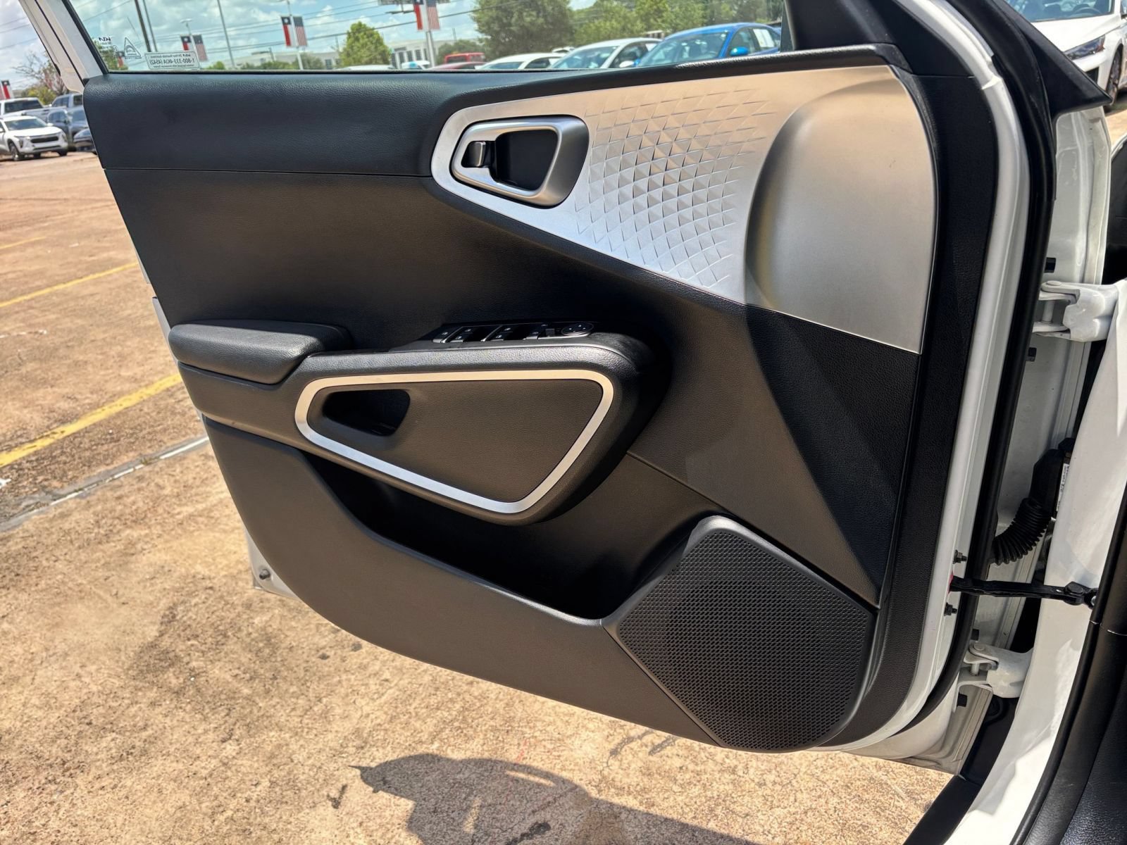 Used 2025 Kia Soul LX w/ LX Technology Package FWD image 18