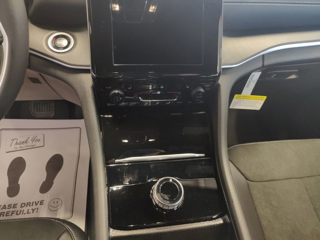 New 2025 Jeep Grand Cherokee Altitude image 13