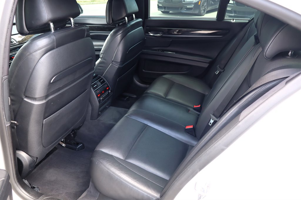 Used 2015 BMW 750i RWD image 18