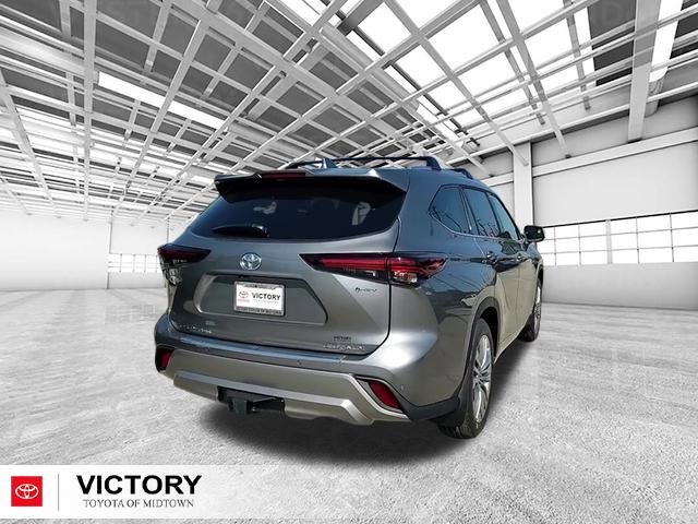Used 2025 Toyota Highlander Platinum image 3