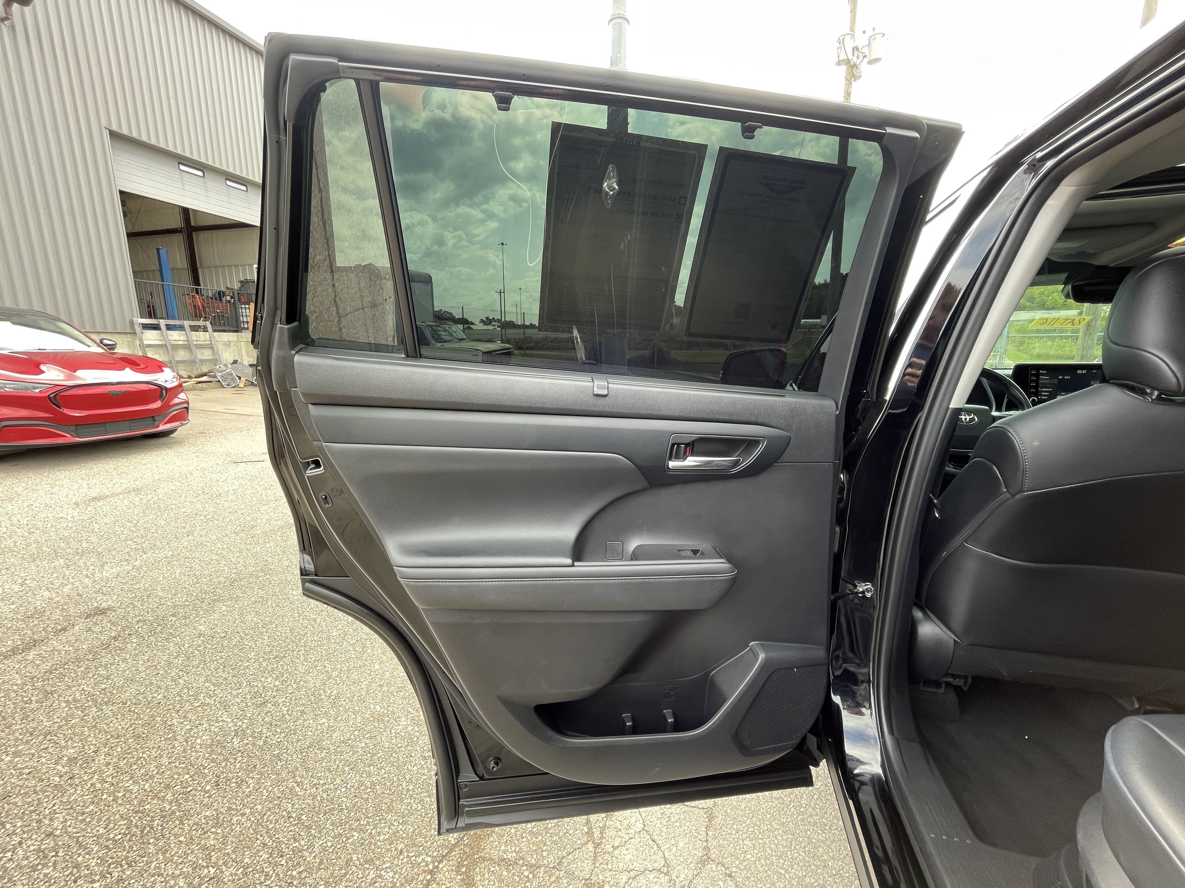 Used 2021 Toyota Highlander XLE AWD/4WD image 29