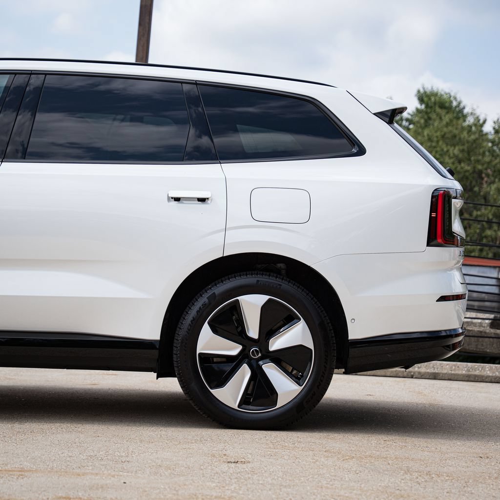 Certified 2025 Volvo EX90 Plus AWD/4WD image 4