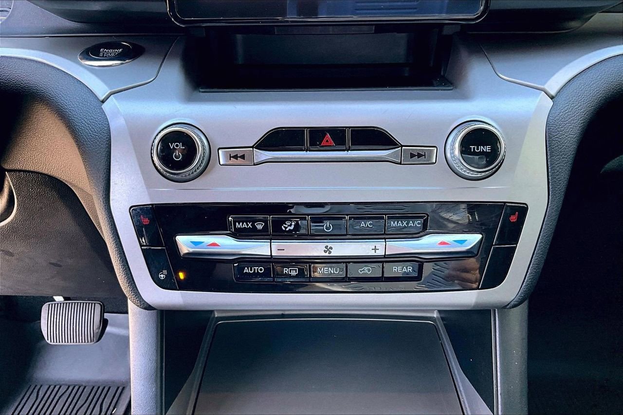 Used 2022 Ford Explorer XLT w/ Equipment Group 202A image 18