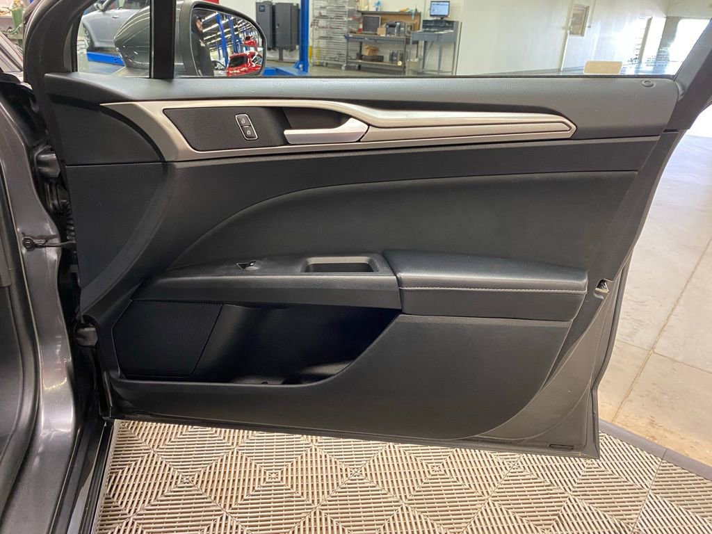 Used 2018 Ford Fusion SE w/ Fusion SE Technology Package FWD image 15