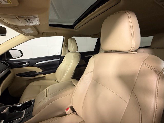 Used 2017 Toyota Highlander XLE w/ Carpet Mat Package FWD image 16