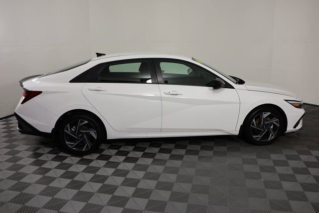 Used 2025 Hyundai Elantra Sport FWD image 9
