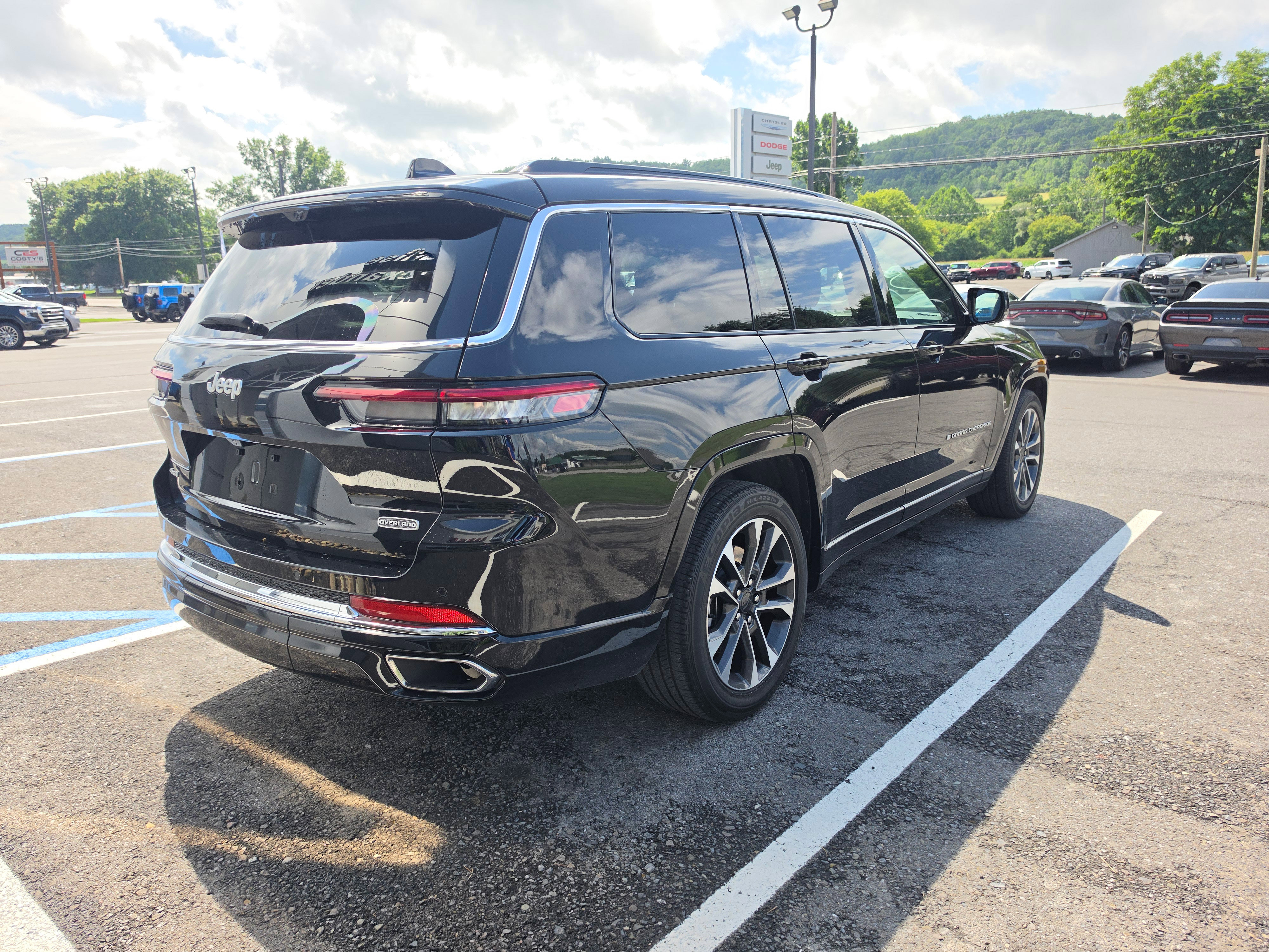 Used 2024 Jeep Grand Cherokee L Overland w/ Luxury Tech Group IV AWD/4WD image 3