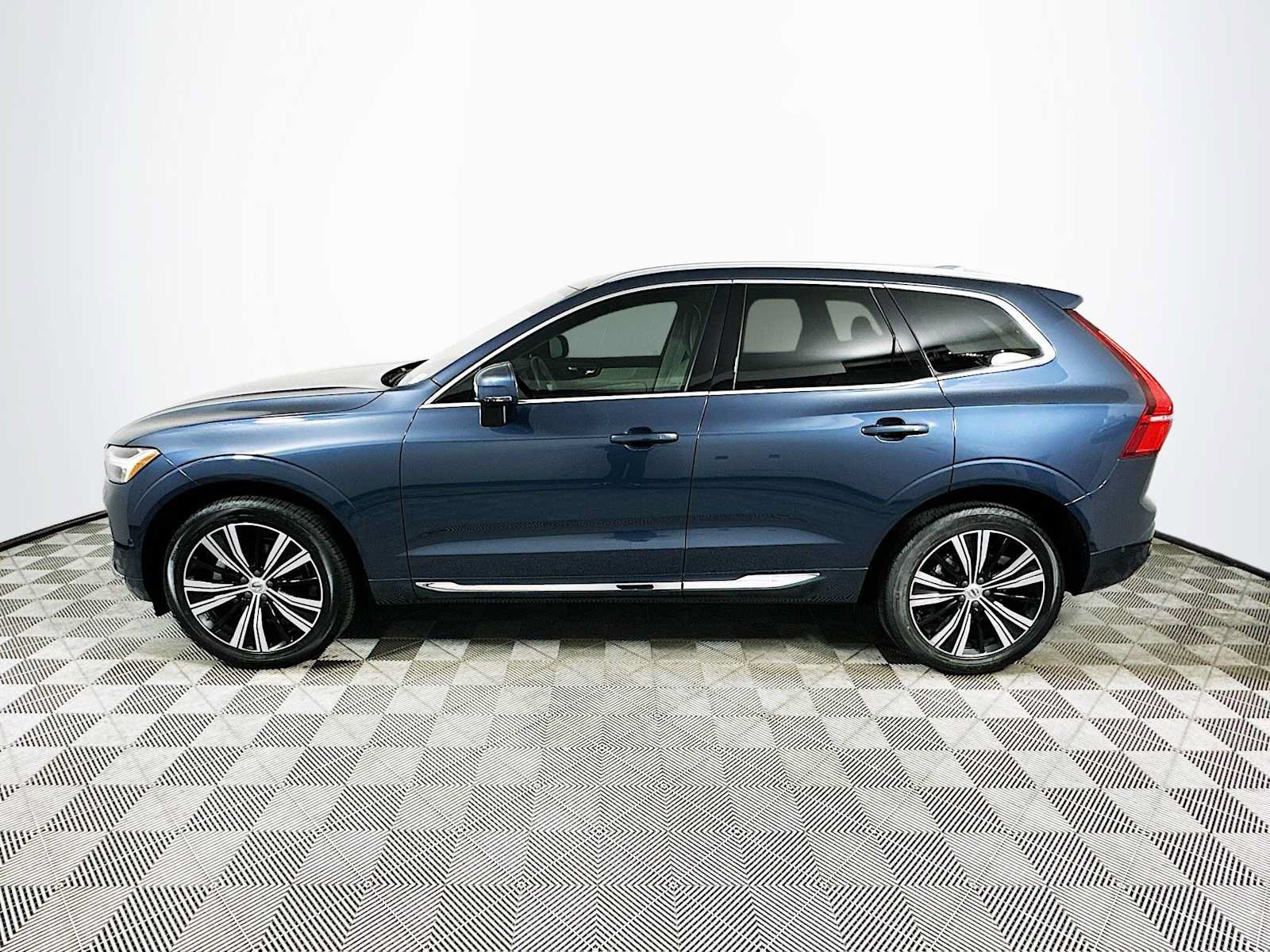 Used 2023 Volvo XC60 B5 Plus w/ Protection Package Premier FWD image 4