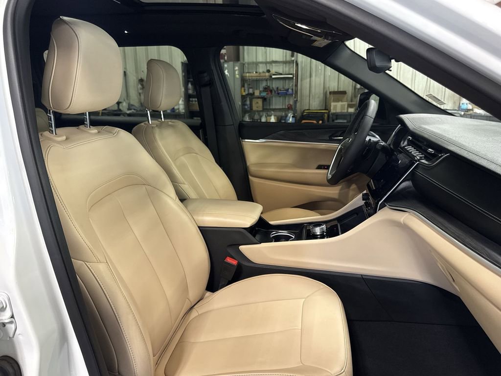 Used 2024 Jeep Grand Cherokee L Limited w/ Black Appearance Package image 33