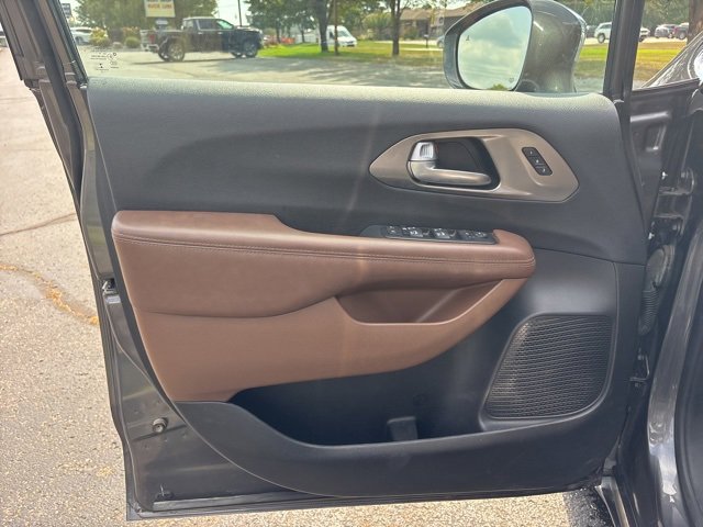 Used 2017 Chrysler Pacifica Limited w/ UConnect Theater Package image 16