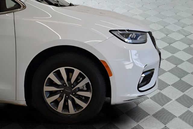 Used 2023 Chrysler Pacifica Touring-L image 13