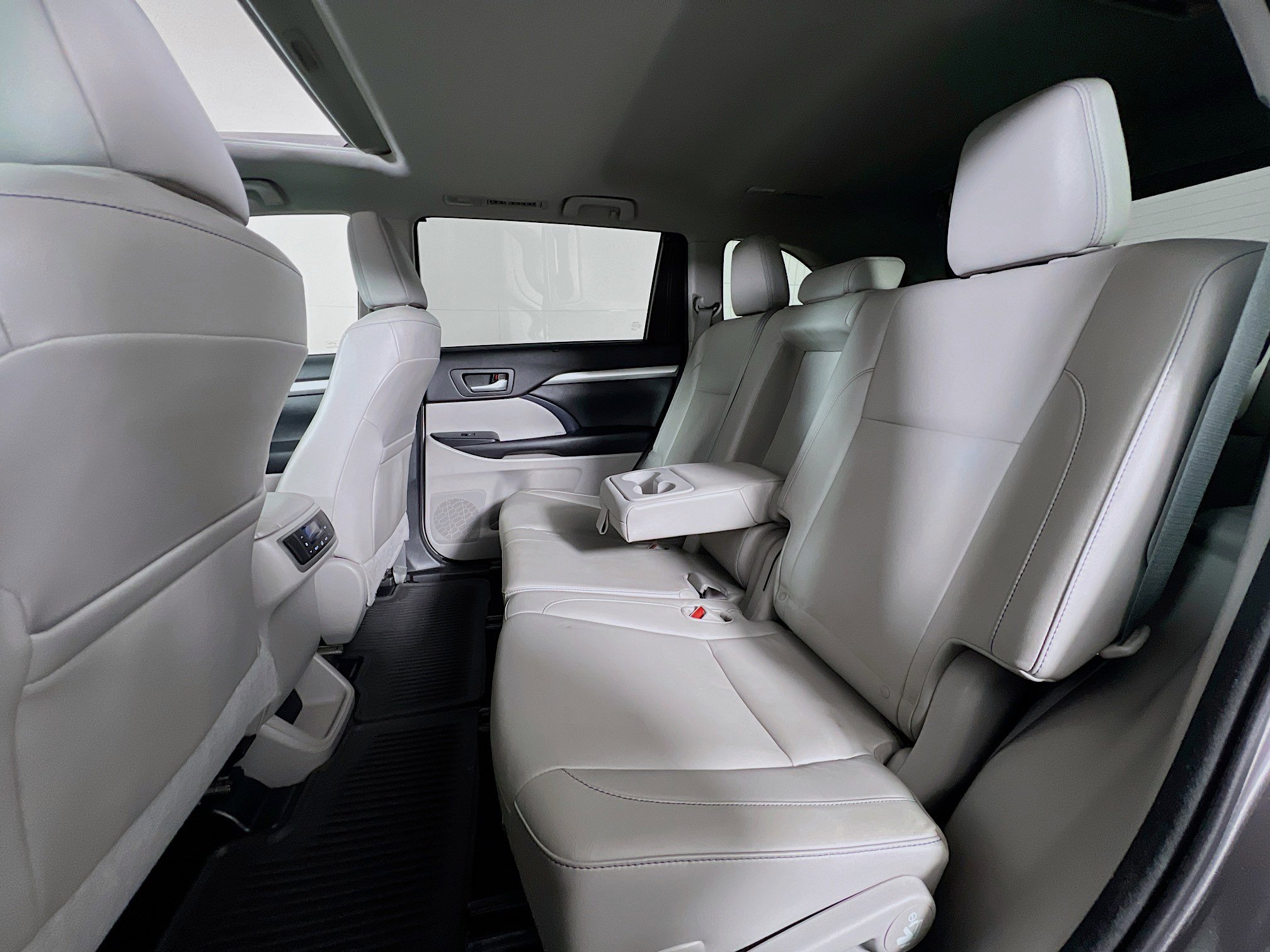 Used 2015 Toyota Highlander XLE image 21