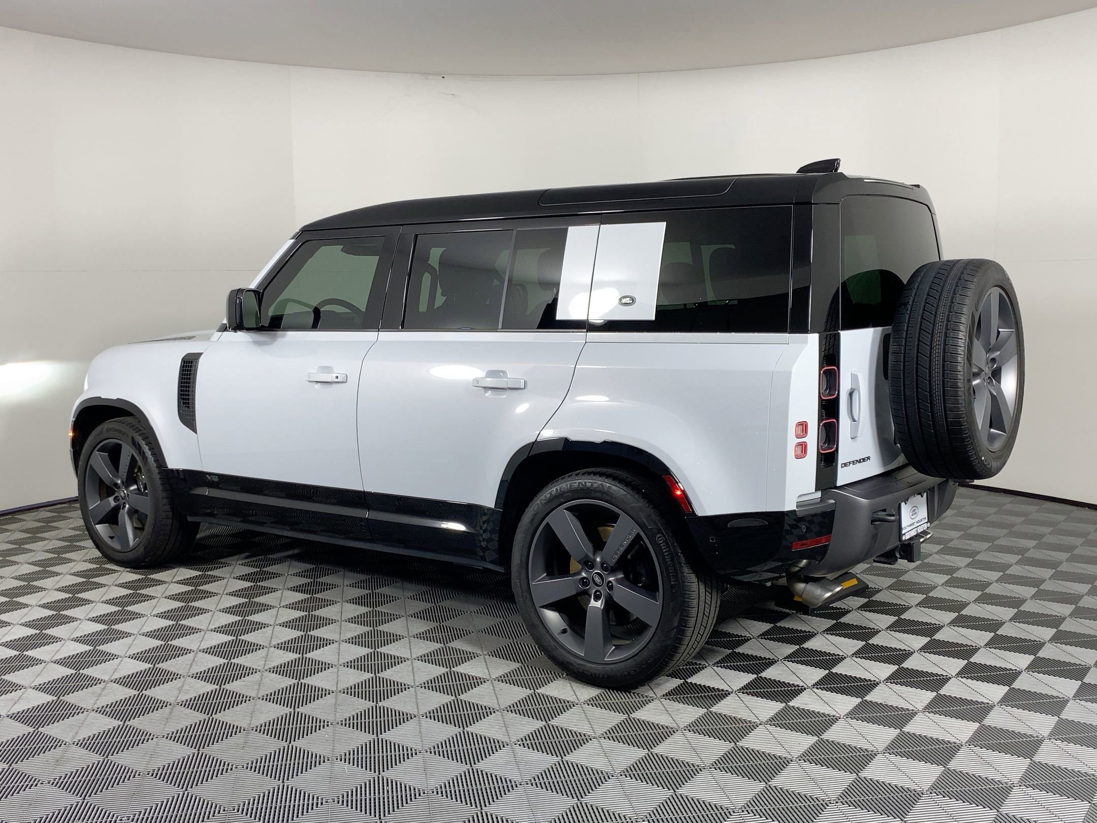 Certified 2023 Land Rover Defender 110 V8 AWD/4WD image 3