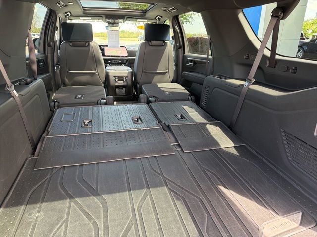 Used 2025 Chevrolet Suburban High Country AWD/4WD image 13