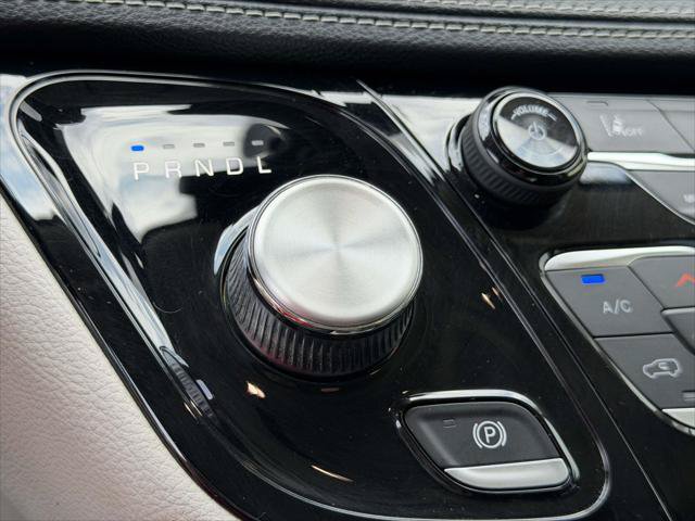 Used 2022 Chrysler Pacifica Touring-L FWD image 32