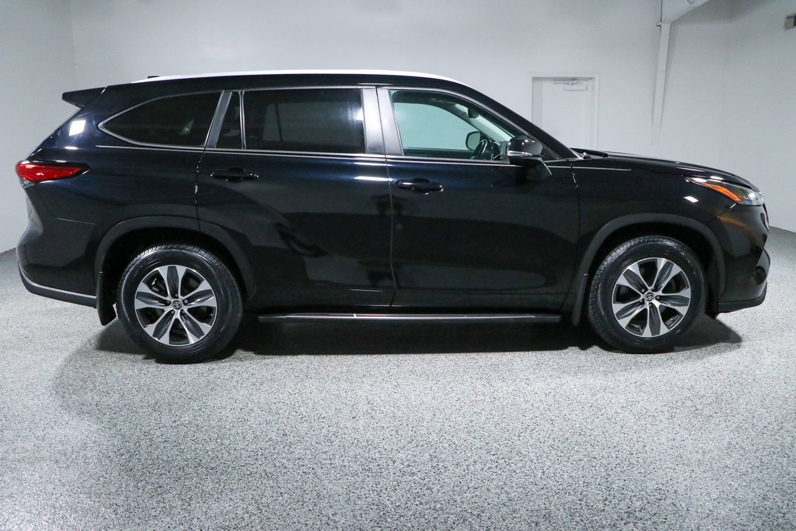 Used 2023 Toyota Highlander XLE AWD/4WD image 6