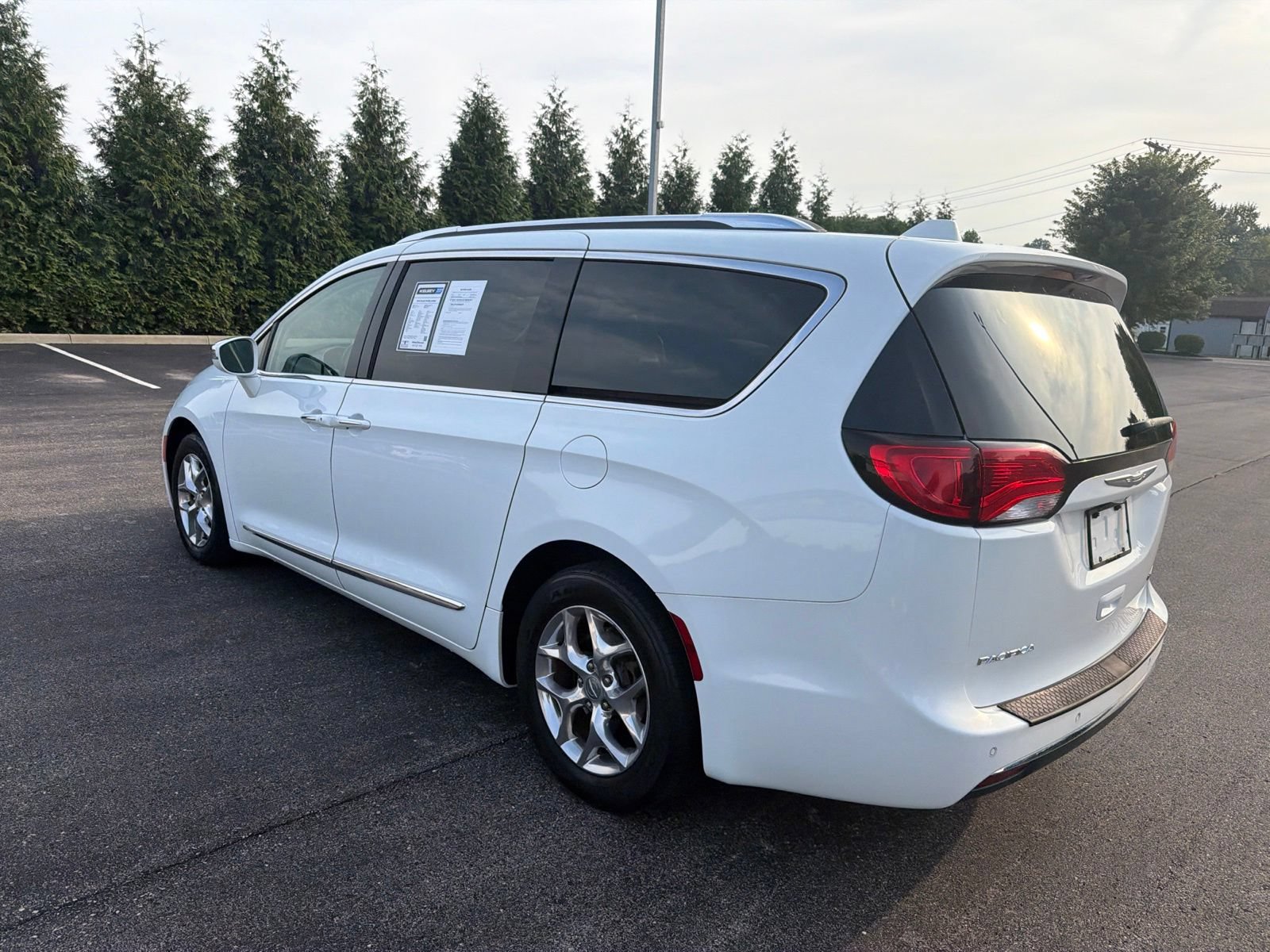 Used 2018 Chrysler Pacifica Limited FWD image 3