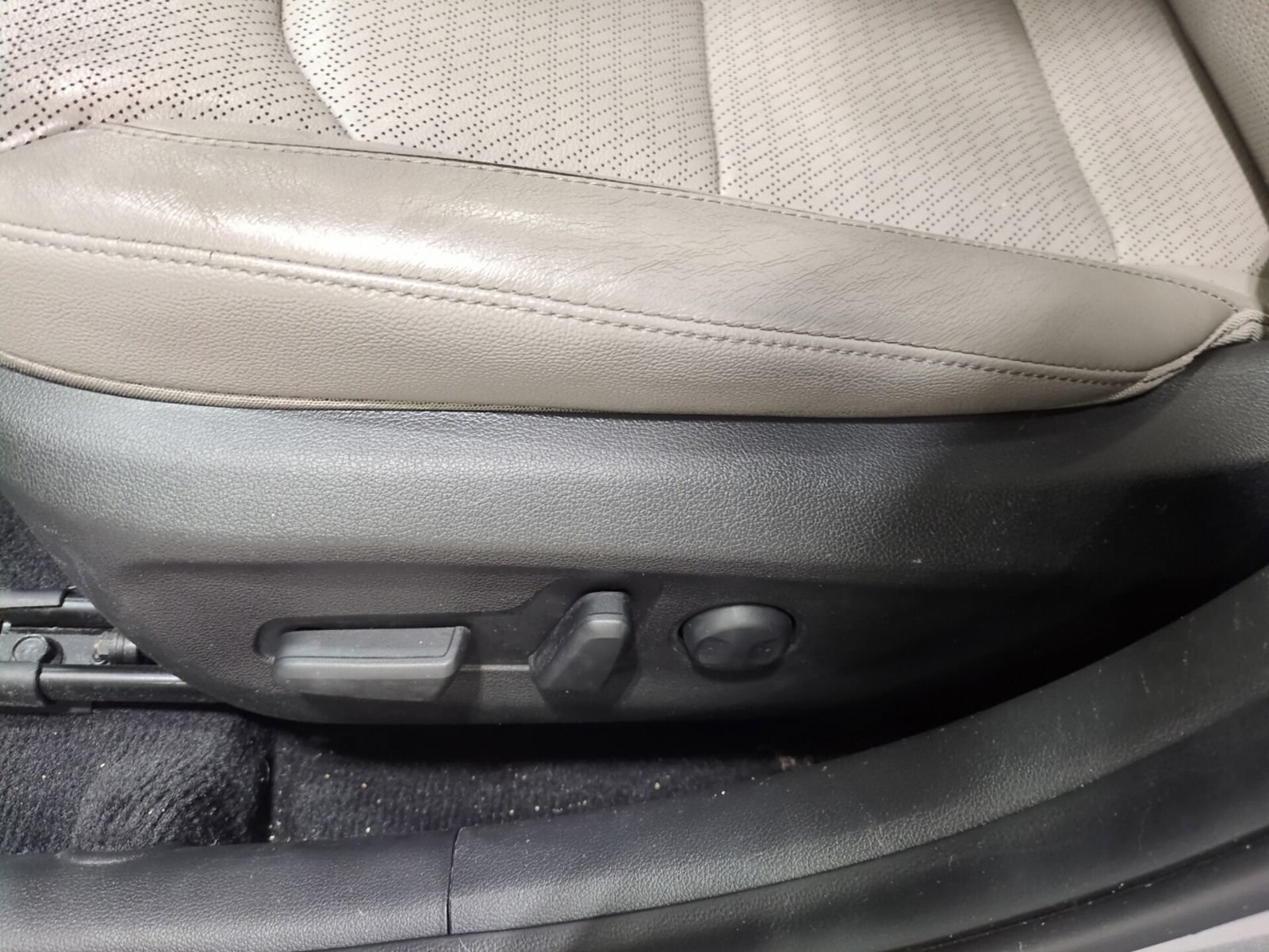 Used 2017 Hyundai Elantra Limited w/ Limited Tech Package 04 FWD image 14