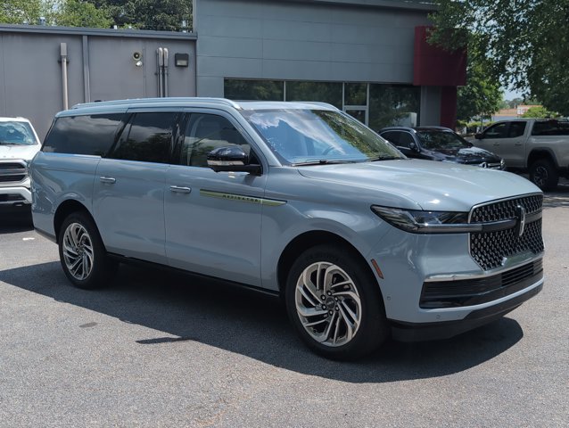 Used 2025 Lincoln Navigator L Reserve image 3