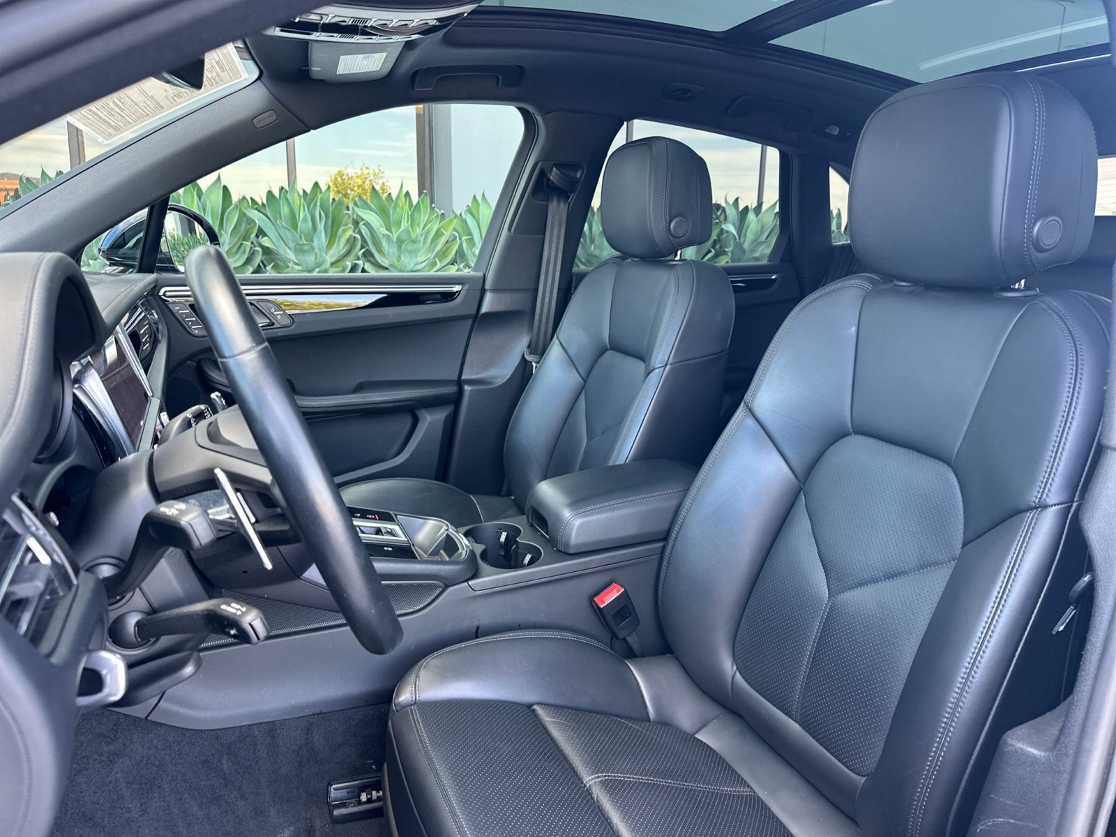 Certified 2023 Porsche Macan S AWD/4WD image 6