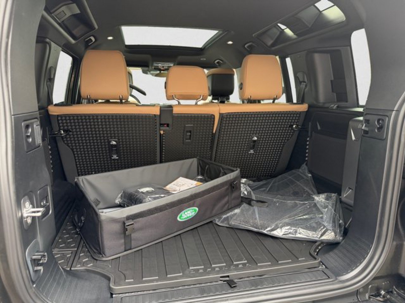 New 2026 Land Rover Defender 110 X-Dynamic SE AWD/4WD image 19